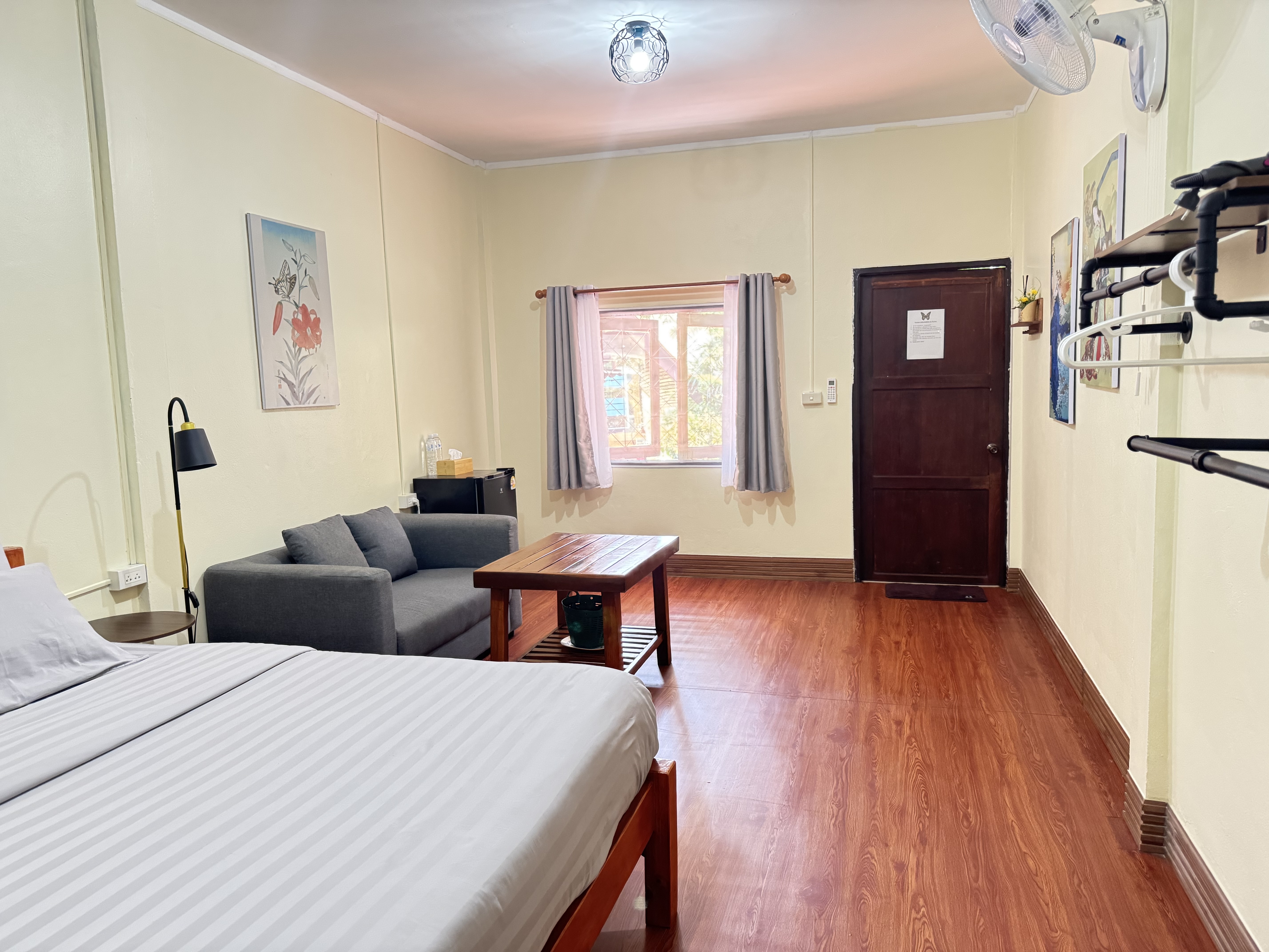 Double room with sofa and coffee table