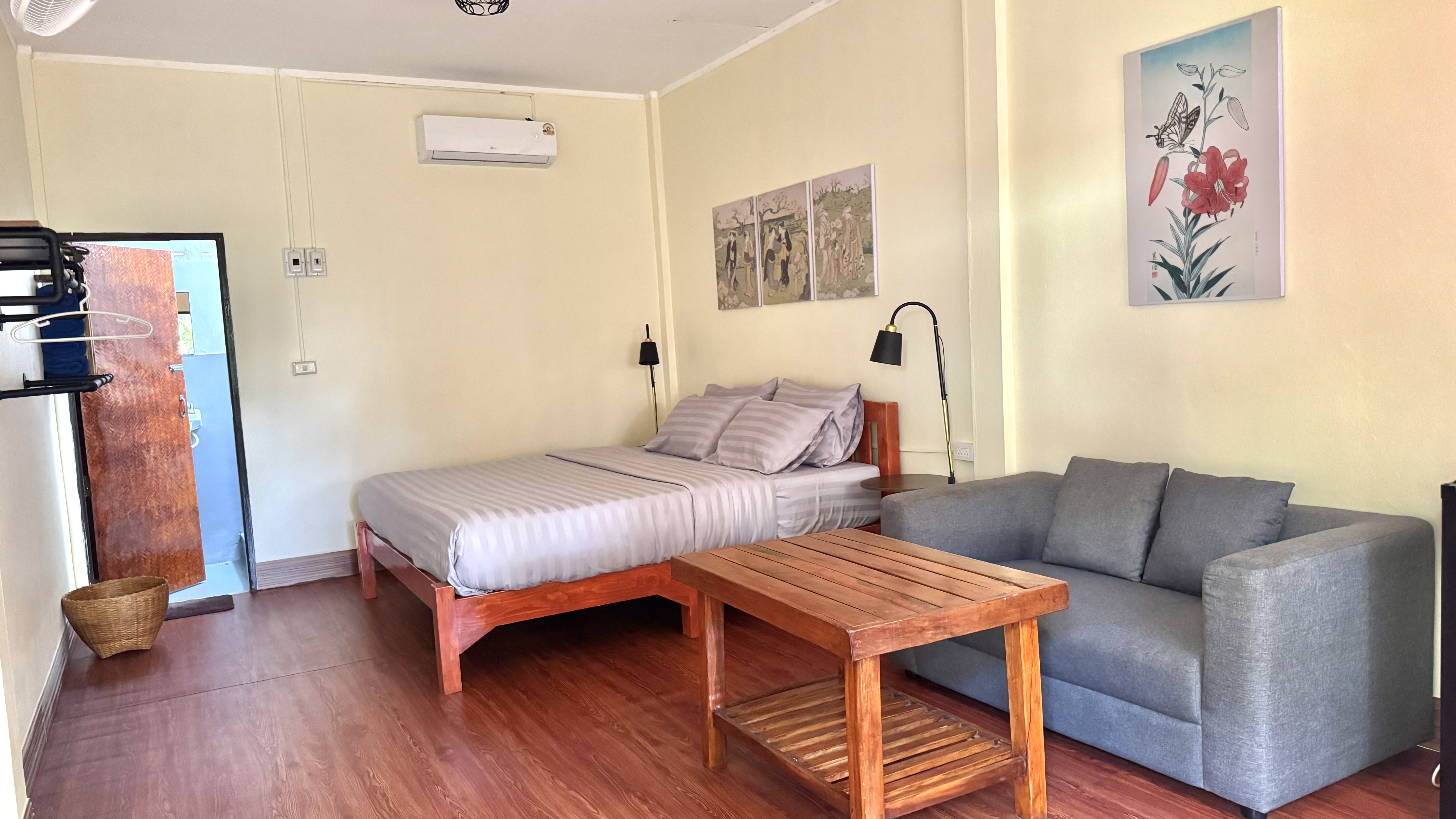 Double room with air conditioning and sofa
